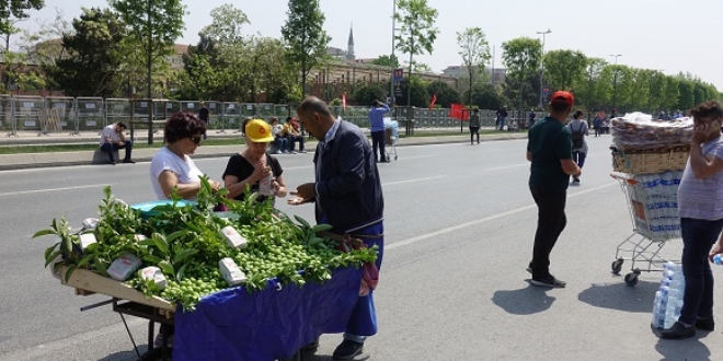 1 Mayıs seyyar satıcıların yüzünü güldürdü