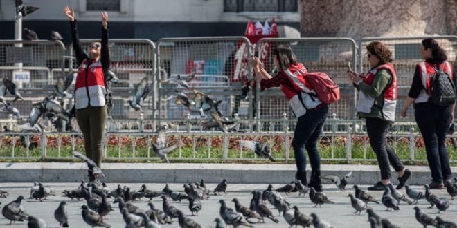 Polisler, Taksim'de güvercinlerle vakit geçirdi
