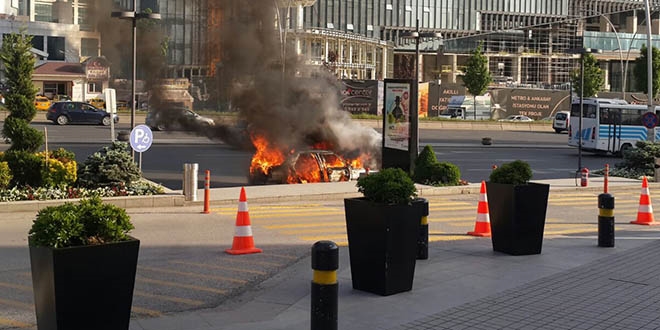 Trafik polisinin aracı, kullanılamaz hale geldi