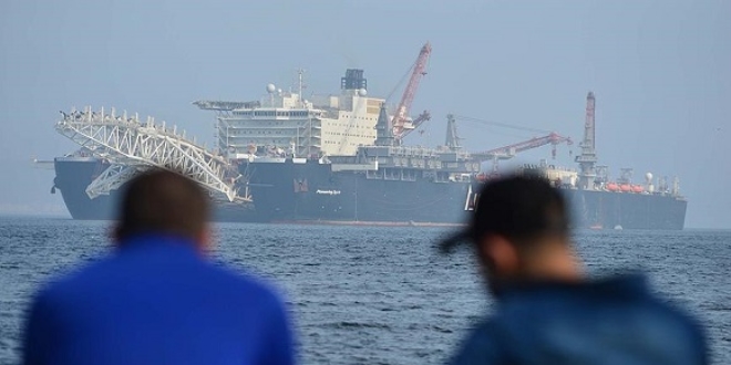 Dünyanın en büyük inşaat gemisi Çanakkale Boğazı'ndan geçti