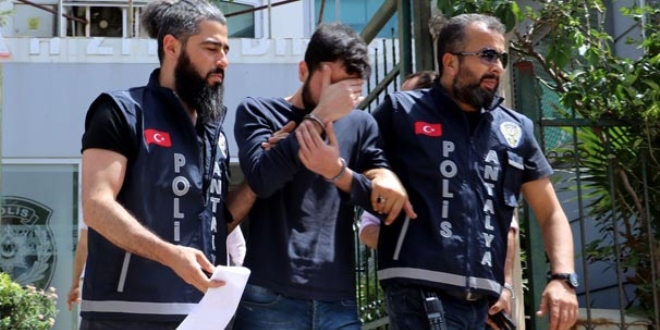 Cinayet şüphelisini deri şapka ele verdi