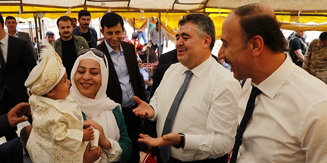 Şanlıurfa Emniyet Müdürü, şehit çocuğuna kirve oldu
