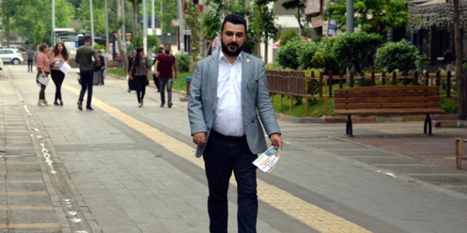 Kredi çekip, ödünç takım elbiseyle aday adayı oldu