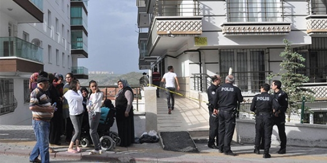 Annesini bıçaklayıp, 6 aylık bebeğini balkondan attı