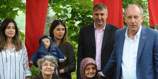 Babasının mezarını ziyaret eden Muharrem İnce: Baba bugünü görmeni isterdim