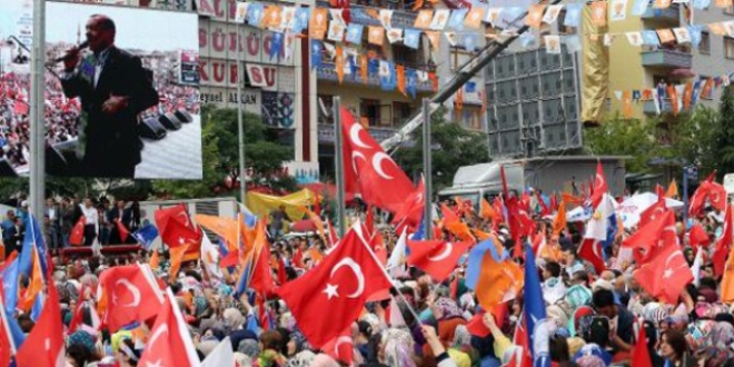 AK Parti mitinginde 3 hilalli bayrak ve 'Bozkurt' iareti