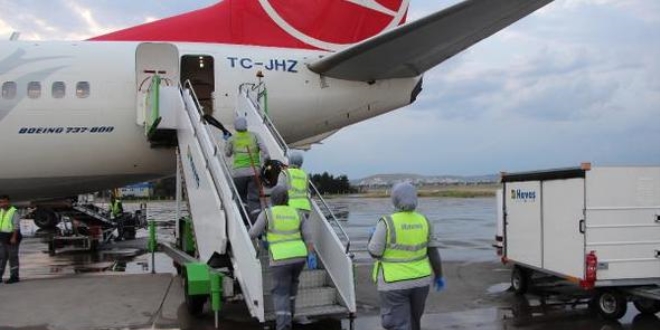 Temizliğini yaptıkları uçakla ilk kez uçtular