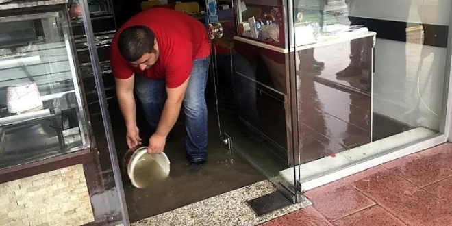 İzmir'de kuvvetli yağış hayatı olumsuz etkiledi