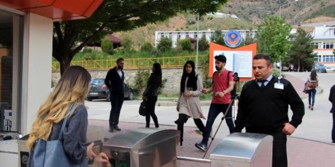 Güvenlik görevlisi olduğu üniversitede öğrenim görüyor