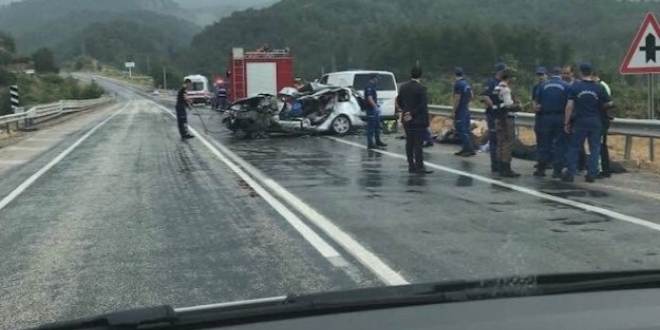 Antalya'da trafik kazası: 2 ölü, 4 yaralı
