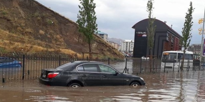 Doğu Anadolu'da sağanak yağış etkili oldu