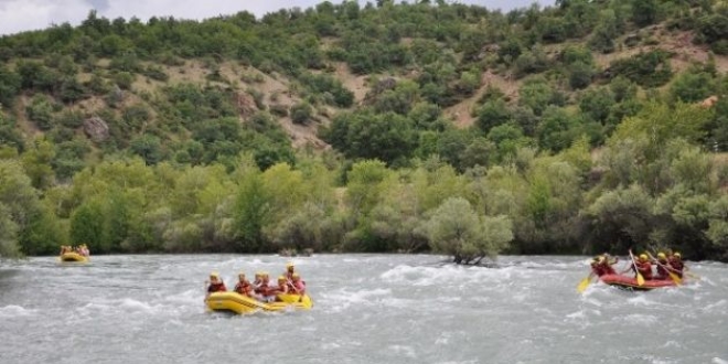 Tunceli Valisi Sonel rafting yapt