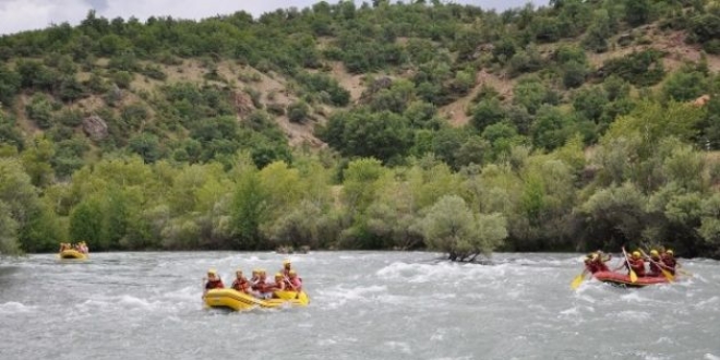 Tunceli Valisi Sonel rafting yaptı