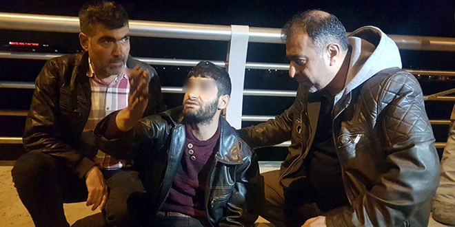 Köprüde intihara kalkıştı, Emniyet Müdürü vazgeçirdi