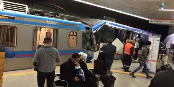 Ankara'da sağanak yağış metro merdivenlerini şelaleye çevirdi