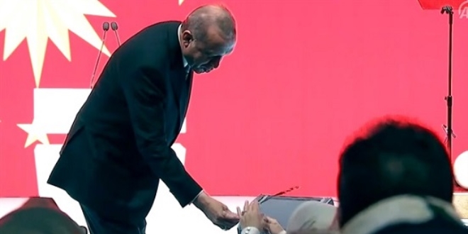Cumhurbaşkanı Erdoğan'dan eşi Emine Erdoğan'a jest