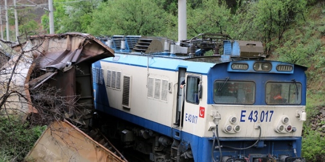 Malatya'da 2 yk treni arpt 7 vagon raydan kt