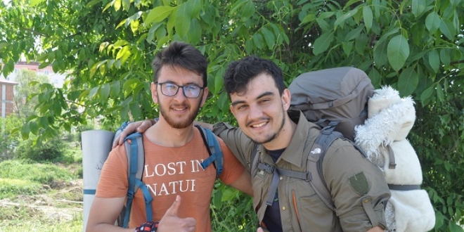 Üniversiteli gençler otostopla 28 il gezdi