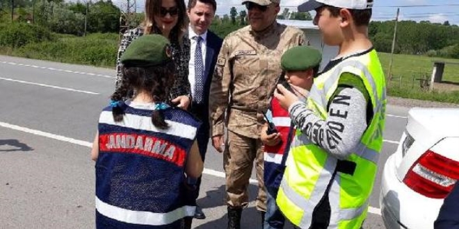 Kadın kaymakam, öğrencilerle yol kontörlü yaptı
