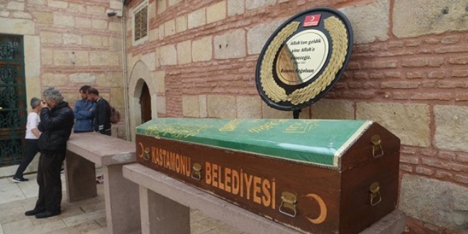 Beş kişilik ailenin cenazesi tek tabutta