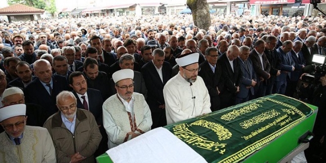 Eski Bakan Ayhan son yolculuğuna uğurlandı