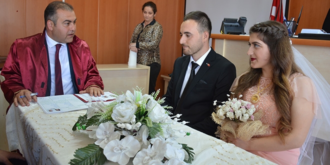 Önce nikah, sonra mezuniyet törenlerine katıldılar