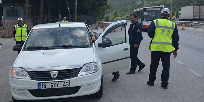 Çorum polisi, sürücülere Çorum leblebisi ikram etti