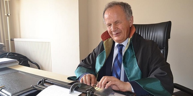 Görme engelli avukat 33 yıldır davaları aydınlatıyor