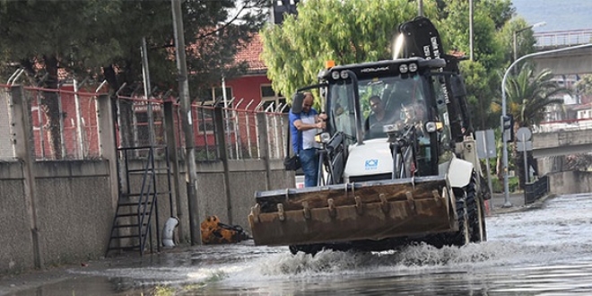 İzmir'de sağanak yağmur; caddeler suyla doldu