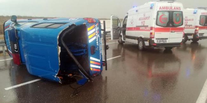Mahkumları taşıyan askeri araç takla attı: 3'ü asker 5 yaralı