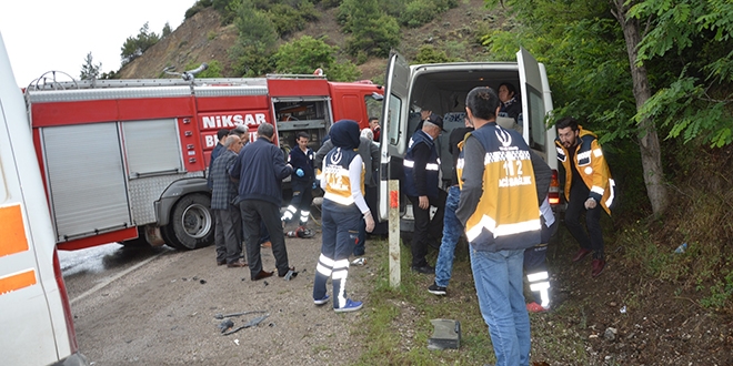Tokat'ta nişana giderken kaza yaptılar: 11 yaralı