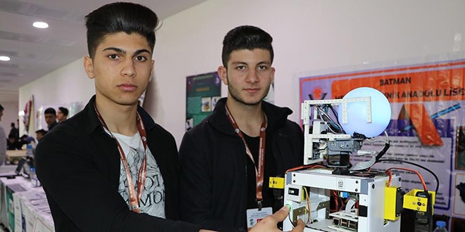 Lise öğrencilerinden hemşireler için yardımcı robot