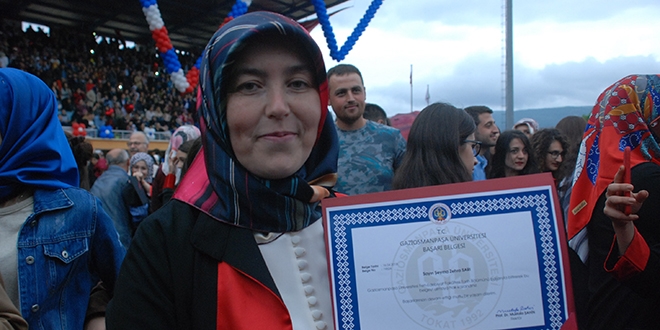 Kızı ile başladığı üniversiteyi birincilikle bitirdi