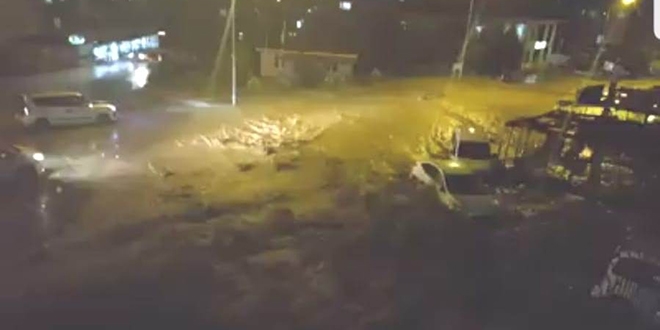 Osmaniye'de sel suları otomobilleri önüne kattı