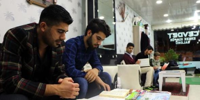 Kitap okuyan müşterilerini ücretsiz tıraş ediyor