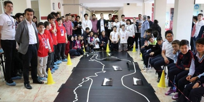 Öğrencilerin robotları 'egemenlik yolunda' yarıştı