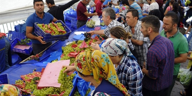 Pazarı satın aldı, her şeyi bedava dağıttı