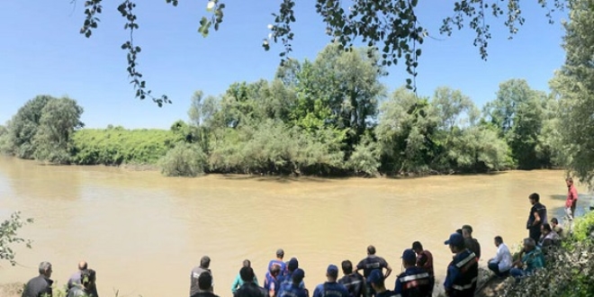 Balık tutarken Sakarya Nehri'ne düşen 2 kişi kayboldu