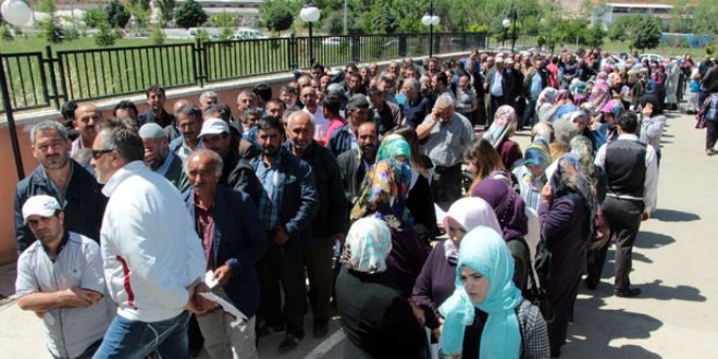 6 aylık geçici iş için uzun kuyruklar oluştu