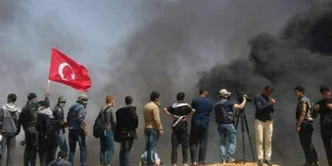 Gazze'de Türk bayrağı ile direndiler