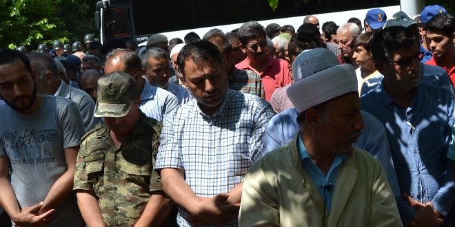 Kore gazisinin cenazesini imam oğlu kıldırdı
