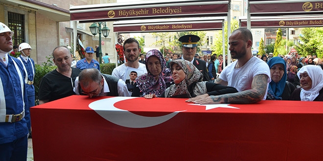 Şehit annesinin acı feryadı: Hakkını helal et bana çok baktın