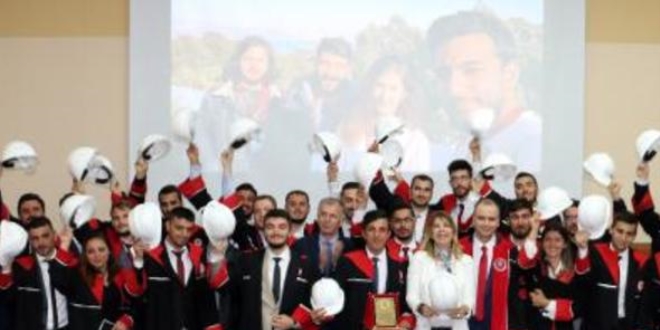 Mühendis adaylarına baretli mezuniyet