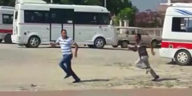 Dolmuşa bindirmeyen şoförü kovalayıp bıçakladı