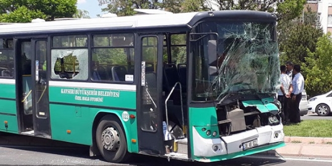 Kayseri'de halk otobüsü, tıra çarptı: 9 yaralı