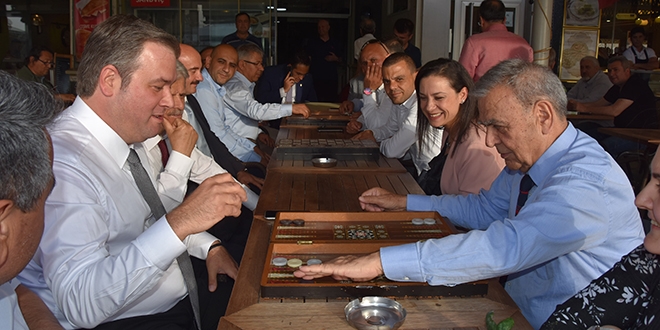 İki Belediye Başkanı, tavla oynadı