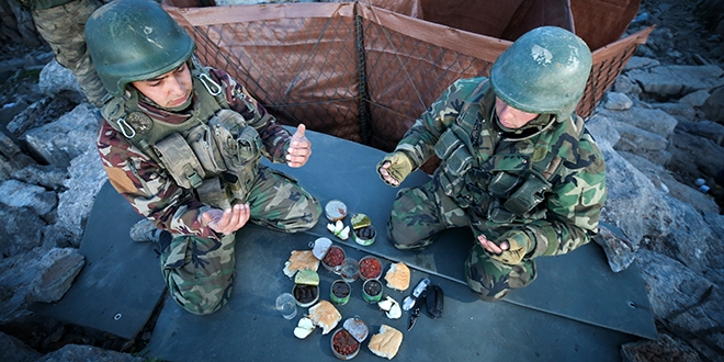 İlk iftarı sınırdaki Mehmetçik açtı