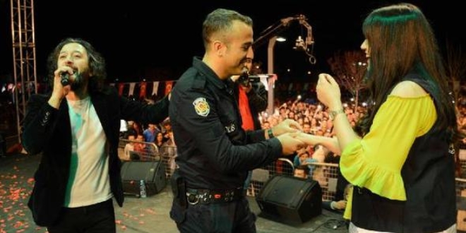 Polisten, meslektaşına konser sırasında evlenme teklifi
