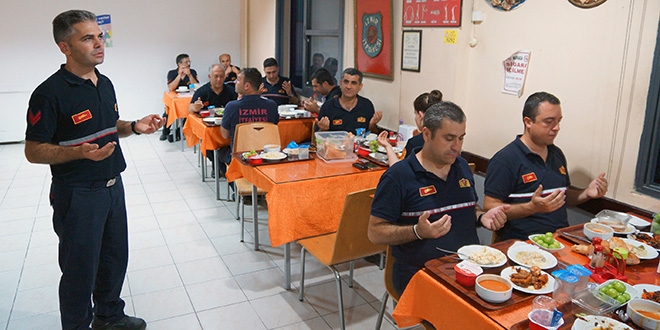 Bir kulakları ezanda, diğer kulakları telsizde oruç açtılar