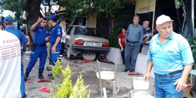 İzmir'de otomobil kahveye daldı 1 kişi hayatın kaybetti